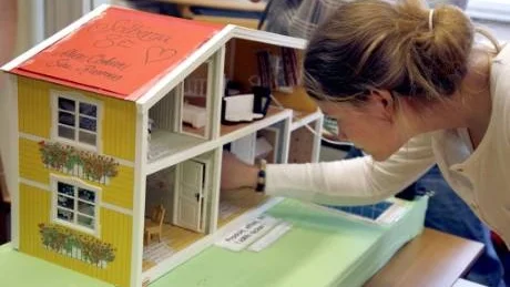 Elskåpet. Alice Johansson ställer i ordning möblerna i elevprojektet, dockskåpet, som hela klassen har hjälpt till med.