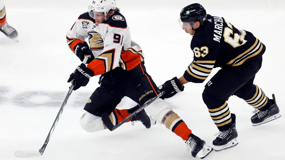 Leo Carlsson, till vänster, låg bakom Anaheims 4–3-seger mot Boston.