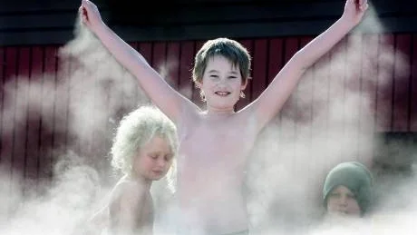 Theo Johansson, Petter Mellquist och Jonathan Kempe gillade ett vinterdopp följt av snöbad.