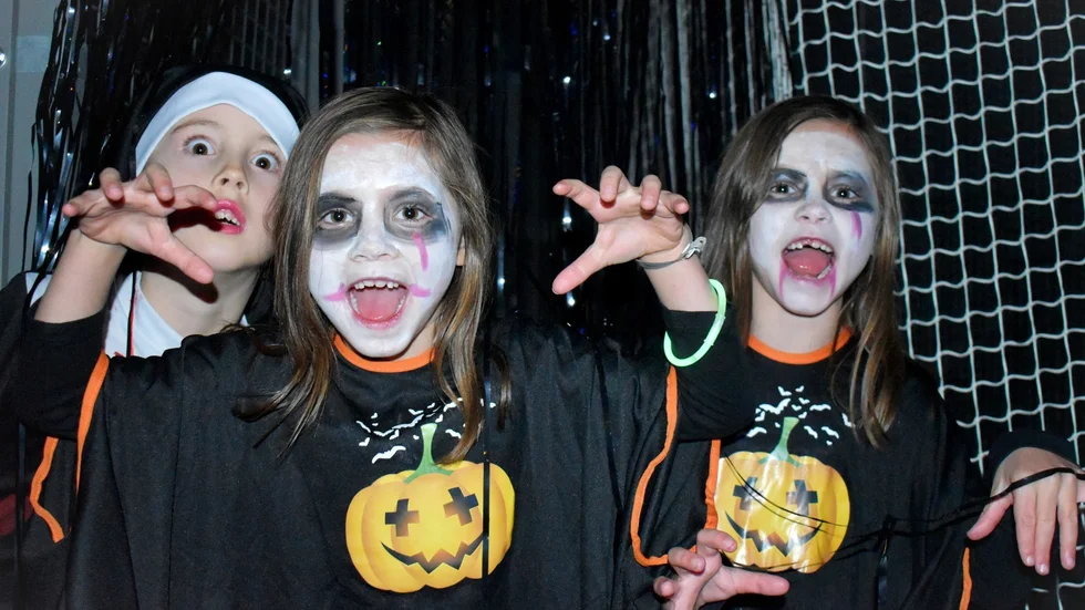 Halloween-spökena Moa Richtmann, Elsa Markström och Saga Markström.