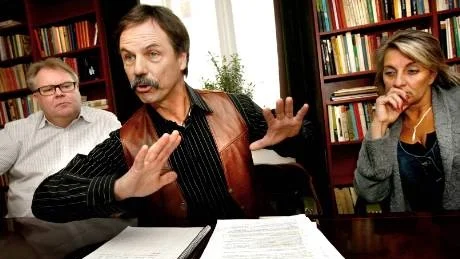 Protesterar. Organisationen Vägpris.nu -- Paul "Dino" Larsson, Ted Ljungqvist och Eva Werkelin -- manar gotlänningarna till manifestation. Under parollen "Gotland brinner" vill man att alla gotlänningar tänder vårdkasar, kvällen innan GT överlämnar namnlistorna från sin kampanj "Rädda Gotland" till regeringen.