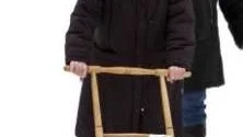 FLYTTAR. Tyra Lyander, snart 90 år, tog sparken när hon flyttade till nytt äldreboende i Roma i går. Dottern Lullis Brännlund gör sällskap.