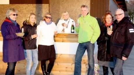 firar. Lite champagne i solnedgången kan det vara värt när Pigge Werkelin och Visby Camping har fått dispens från strandskyddet på Norderstrand. Från vänster Åsa Stenström, Terese, Ewa, Monika och Pigge Werkelin, Anette och Bengt Lindahl.