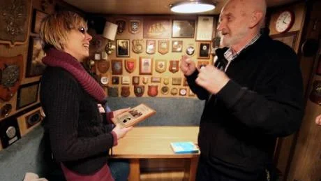 Diplom. Mirana Lundgren får hälsningar från den polske flaskpostskrivaren av kapten Janusz Zbierajewski på besök i Visby. 43 personer finns i besättningen på skonerten som ägs av den polska pojkscoutsunionen. I sommar besöker de åter Visby, då utgörs halva besättningen av blinda personer.foto: rolf jönsson