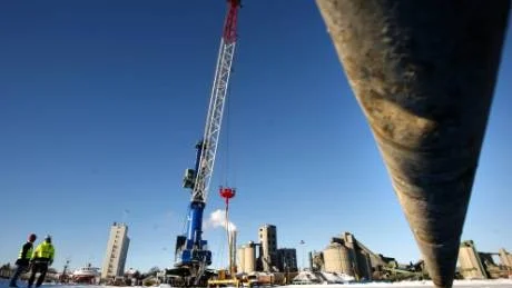 Redo för rör. Kranen på Apotekskajen i Slite hamn reser sig högt, den når över 60       meter upp mot skyn och kan lyfta 135 ton. I februari tas den i tjänst för första gången, då ska den lasta av rören till gasledningen på Östersjöns botten. Kranen väger smått obegripliga 469 ton.