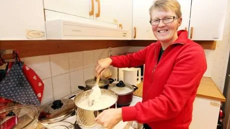 Rörande. Marie Johansson tog sleven dit hon kom. Många portioner gröt blev det vid julfesten i går.