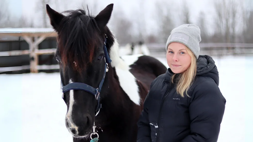 Emelie Sandström började intressera sig för hästar i 6-års åldern när hon och hennes familj blev grannar med en hästgård.