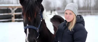 Emelie, 34, flyttade för kärleken – hittade tryggheten hos hästar