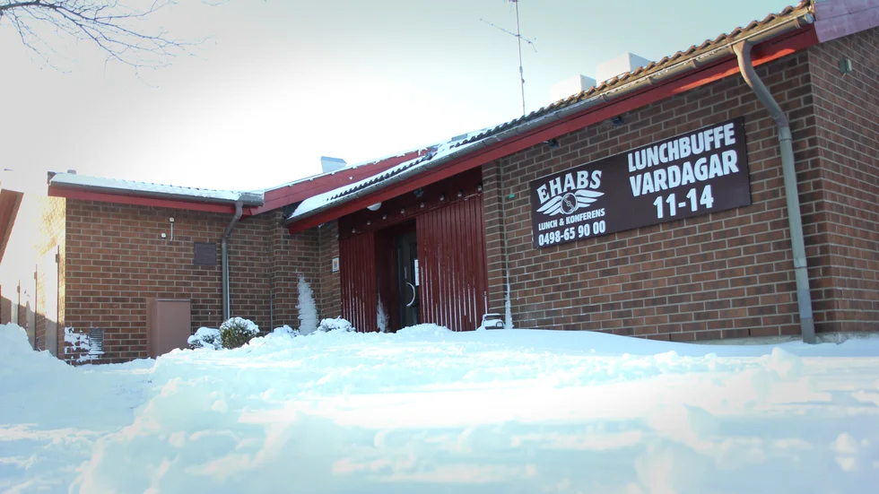 Ehabs är kanske en av de säkraste lunchrestaurangerna på ön. I ena delen av restaurangen kan 120 personer inrymmas. 