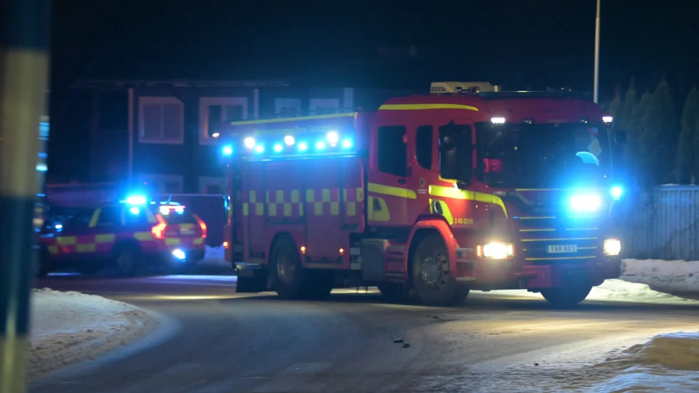 Räddningstjänsten är på plats för att undersöka larmet.