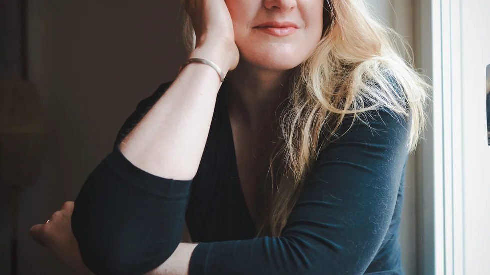 Sara Martinsson (född 1981) är journalist och författare. Hon debuterade 2021 med den Augustprisnominerade boken ”Knäböj: Om kvinnor och styrketräning".