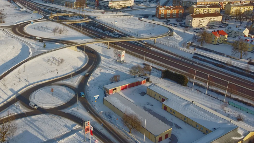 Max har köpt en tomt utmed Vintergatan i Motala, men ännu inte börjat bygga.