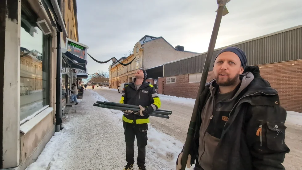Istappsarbete - Fredrik Bodin, och kollegan Mattias Holmberg i bakgrunden, har med hjälp av ett långt skaft tagit ned istappar på Torggatan.