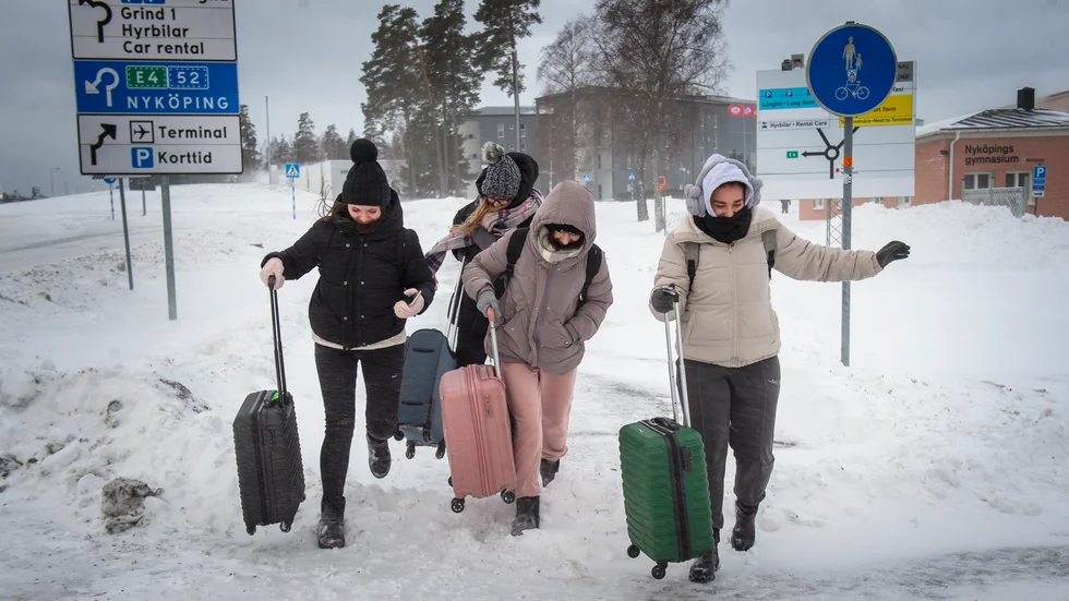 "Vi har snö i Polen också, men här är det ju jättekallt!" Martha, Luiza, Martta och Martin landade i måndagsförmiddagens snöyra och kyla på Skavsta.