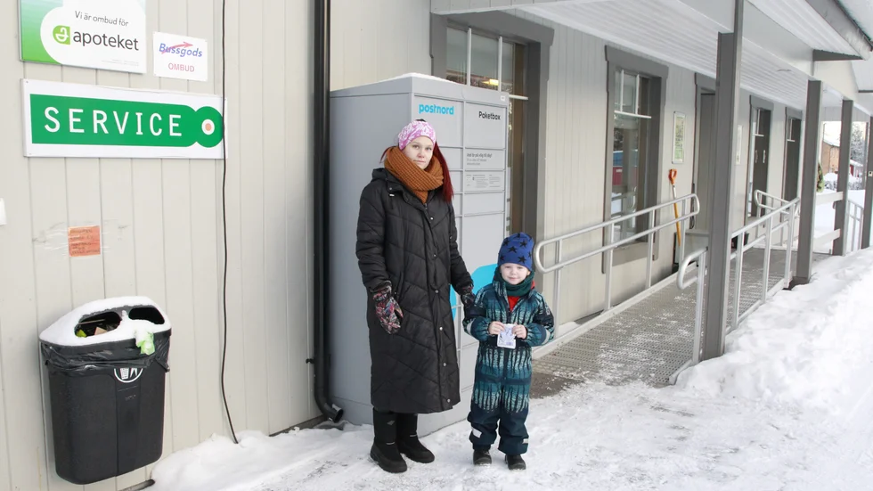 Matilda Gustafsson Larsen är en av de Vistträskare som uppskattat att packa in alla fyra barn i bilen och hämta paket i Älvsbyn två mil bort. Då hon bor alldeles intill så upplever hon att det brukar vara gott om trafik till paketboxarna på kvällarna.