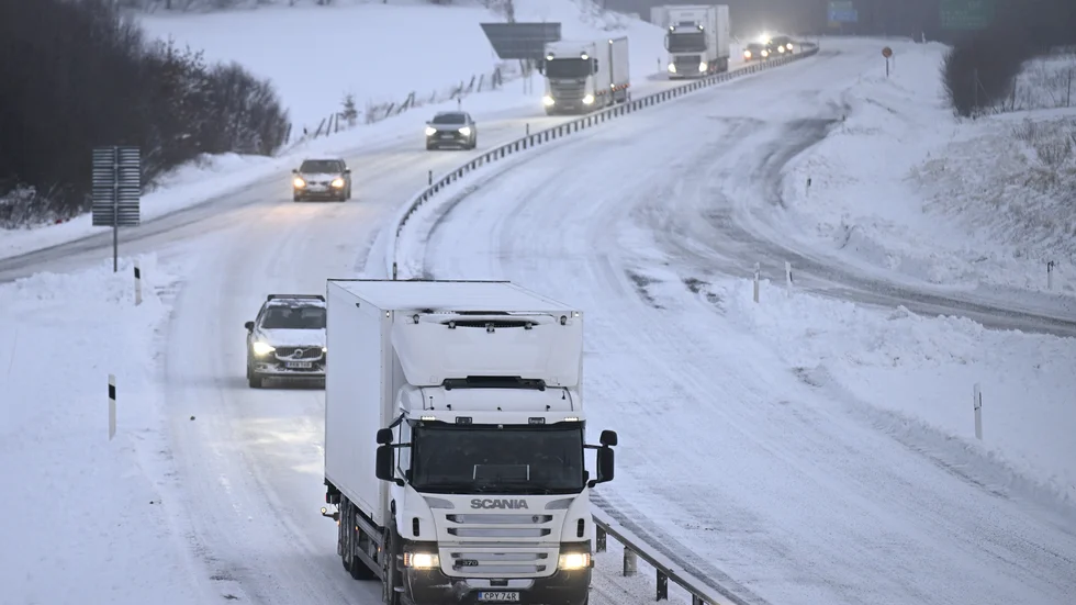 Tusentals fordon fastnade på E22:an mellan Hörby och Kristianstad när ert snöfallsområde med stormbyar drog in.