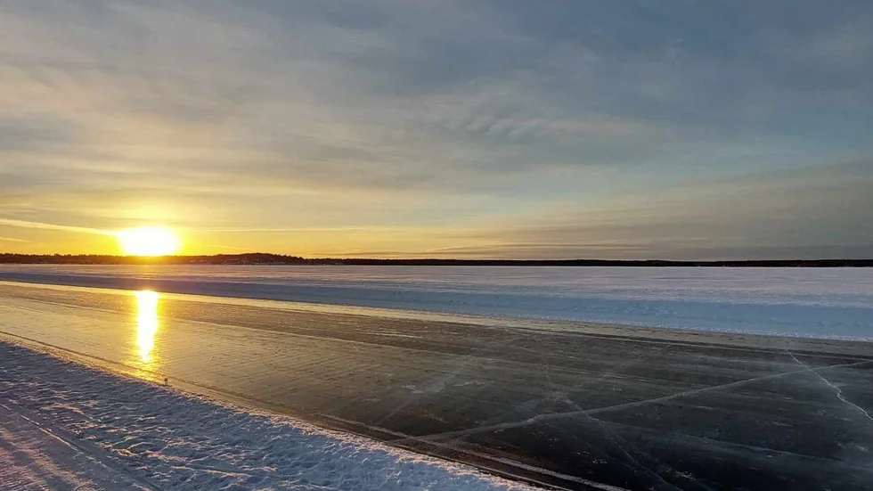 Isbanan och solnedgången.
