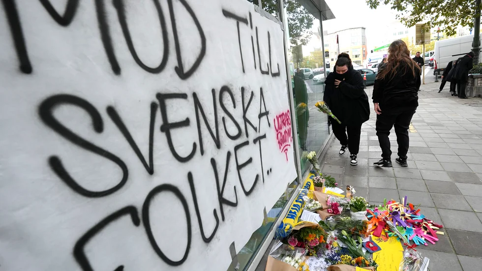 Människor lämnar blommor för att hedra offren för skjutningen i Bryssel i måndags kväll.