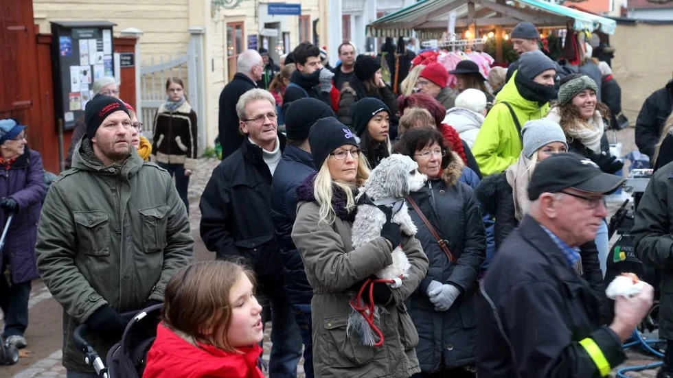 Snöfllingor började så sakta dala över besökarna som dragits till Lions adventsmarknad på lördagen. Men något riktigt snöfall blev det inte.