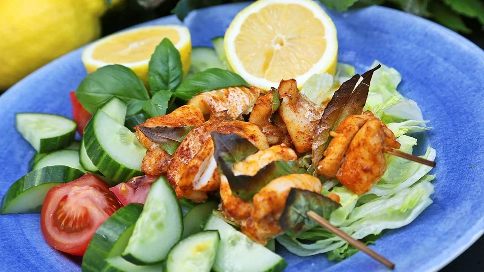Grekiska fiskspett med lagerblad och citron är underbar sommarmat.