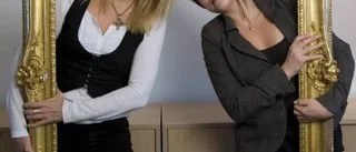 Mia och Klara på varsitt håll
