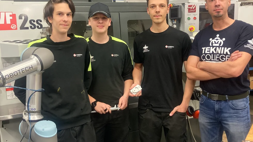Vincent och Omar är vidare till semifinal i Ungdoms-SM i CNC-teknik. Isak fick en reservplats. Från vänster: Vincent Bragd, Isak Östrand, Omar Smailhodzic och lärare Irfan Dzinic.