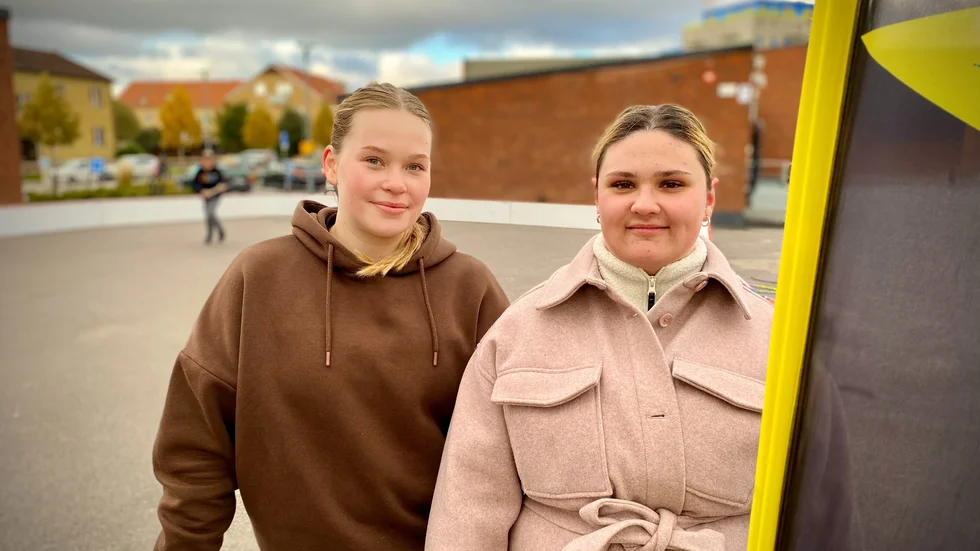 Matilda Håkansson och Natalie Rosenholm spelar på backposition i KIB:s damlag i division 2. Under veckan har de mött flera hundra barn på skolor runt om i Katrineholm.