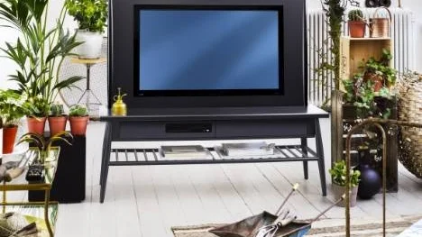 I Uppleva-serien finns tv-bänken Himna som tycks leka med samma formspråk som pinnstolen.