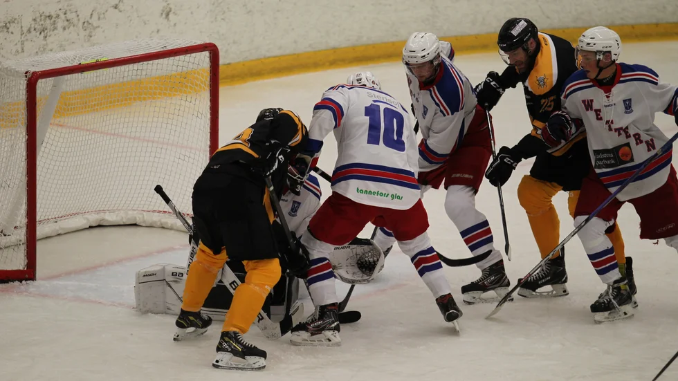 HC Wettern, här i ett derby borta mot Motala AIF i vintras, annonserar efter spelare. Främst är det en målvakt som behövs i en trupp med 21 spelare.