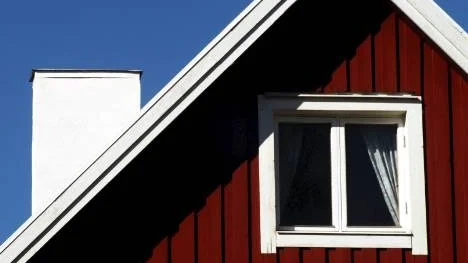 Att byta värmesystem i ett äldre hus är inte riskfritt. När murstocken svalnar och lufttrycket förändras i huset riskerar man att få problem med fukt på vinden.