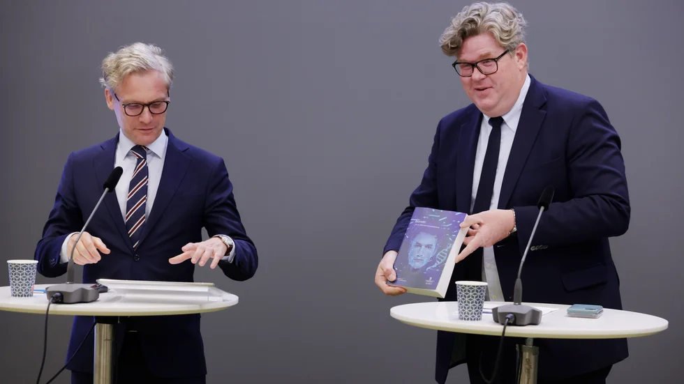 Justitieminister Gunnar Strömmer (M) tog i juni emot den så kallade biometriutredningen av den särskilda utredaren, chefsjuristen Eric Leijonram. Arkivbild.