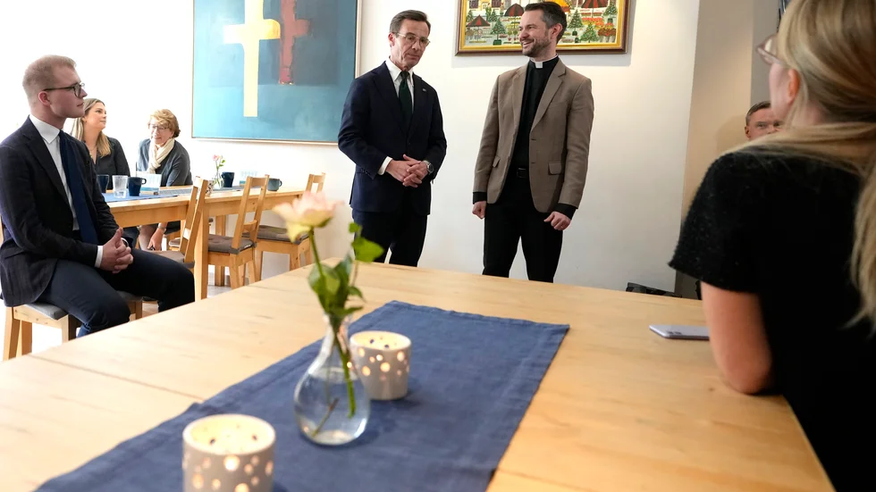Statsminister Ulf Kristersson tillsammans med kyrkoherde Fredrik Ollila inne på Svenska kyrkan i Bryssel.