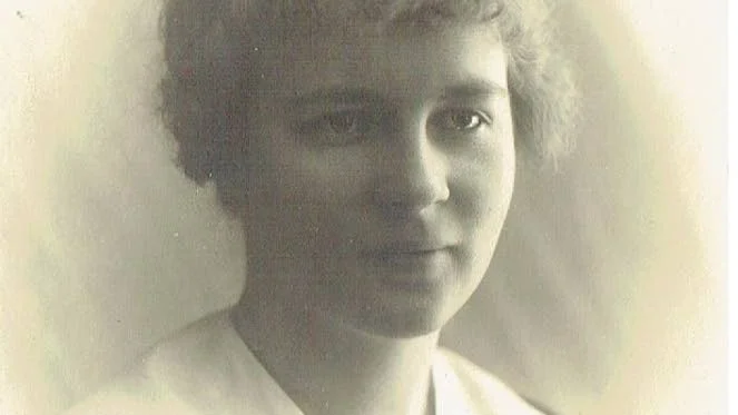 NORRMALMSFLICKAN.  Detta fotografi visar Astrid Lundström från Norrmalm, som 1923 emigrerade till Amerika.