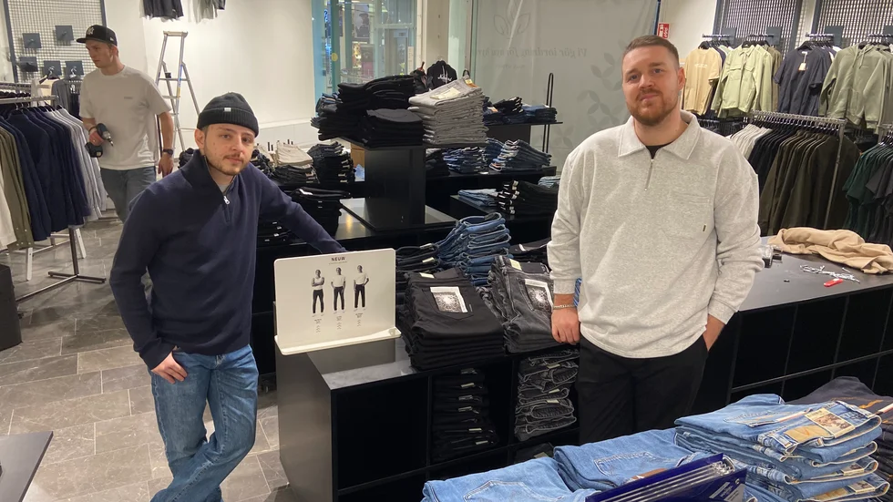 Arian Aslani och Simon Melberg jobbade hårt uner måndagen för att ställa iordning för nya The Local Store i Gallerian.