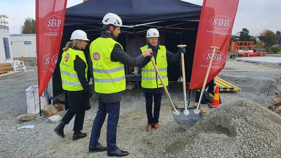 Förra fredagen togs första spadtaget i Södra stadsskogen i Strängnäs för det som ska bli ett av Sveriges största äldreboenden.