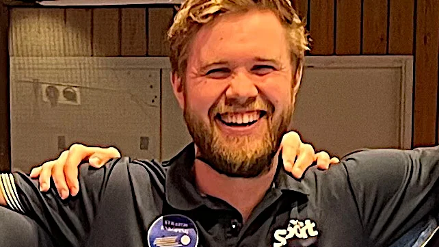 Alfred Ström gläds över semifinalplatsen, det främsta seniorresultatet för hemmaklubben i klassikern Mini-Stratospoolen i Idrottshuset.