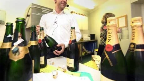 Förförd av champagne. Ordkreatör med unikt fotografiskt smakminne gör Richard Juhlin till proffs i vinprovarkretsar.Foto: Rolf Jönsson