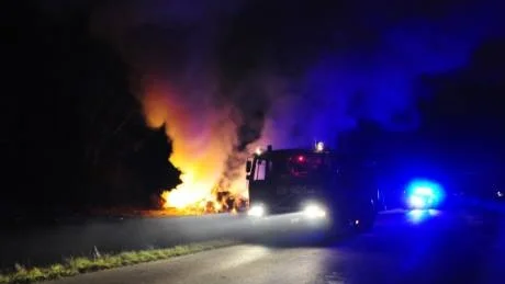 <7GT_Bildrubrik>LÅGOR.</7GT_Bildrubrik> Vid 01-tiden natten till i går larmade en förbipasserande att det brann på en åker vid Sprogevägen. Balarna som eldhärjats ägs av samme man som för en månad sedan fick en foderlada nedbränd. Klippen från GT 15-16 oktober.Foto: David SpaK