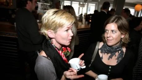 <7GT_Bildrubrik>Nätverkar</7GT_Bildrubrik>. Monica Kämpe från företaget Bild och Reklam och Annika Jansson från Destination Gotland utbytte idéer under Turistdagen. "Att nätverka är extra bra på här på Gotland, tycker jag", säger Monica Kämpe.