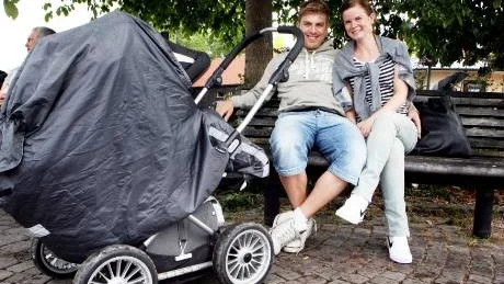 På bänken. Pär Ryman och Maria Zetterström. Algot, ett och ett halvt år, sover i vagnen.foto: tobias wallström