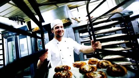 <7GT_Bildrubrik>drömjobb.</7GT_Bildrubrik> David Eneqvist, 29 år, har hittat en plats där han trivs; i bageriet.