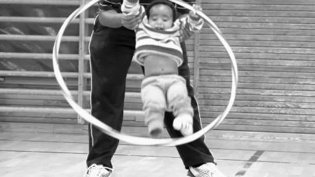 Yngst. Yngsta deltagare är Claudiens dotter Olepa, 1,5 år. Hon deltar gärna i övningarna. De allra flesta barn som är med är mellan 5 och 15 år. Foto: Malin Vinblad