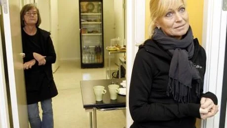Kafeteria. Sylvia Karlström och Karin Skifs driver sedan drygt två månader kafeterian i en barack i ena hörnet av skolområdet. Det är inte alls samma liv och rörelse som tidigare, men i gengäld har Karin blivit kvitt sina allergiska besvär.Foto: Rolf Jönsson