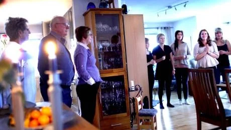 GLAD. Mamma, tänk att det blev jag! Johanna Engström och de övriga luciakandidaterna sjöng vackert för hennes mamma, morfar och mormor som alla har varit med och anmält Johanna till luciaomröstningen.