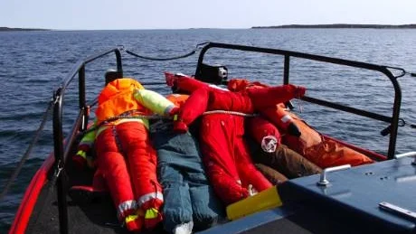 Sjöräddningssällskapet i Visby är på väg ut med nio frivilliga markörer som ska ingå i räddningshelikoptrarnas övning. foto: gunnar britse