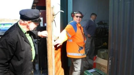 Öppnar. Tågentusiasterna Lars Flemström, Torbjörn Andersson och Bengt Nilsson, fanns på plats vid gårdagens "tågsläpp".