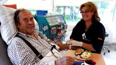 Helnöjd. Bra vård och duktig personal. Tore Mattsson tycker att bytet till Diaverum har varit lyckad. Även sjuksköterskan Gitty Janrik är nöjd, bland annat med att avdelningen har en fast bemanning och slipper stafettläkare.Foto: Henrik Radhe