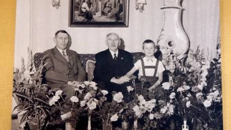 Generationsföretag. Kennet "Bagarn" Jonasson har satt upp bilden från farfar Wiktors 85-årsdag där han själv bara var sju år. Till vänster sitter Kennets pappa Harry.
