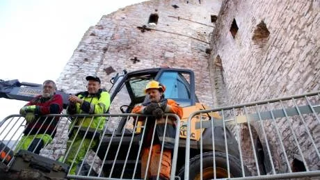 Grovarbetare. En kort paus i arbetet, medan det underjordiska rummet undersöks. Sedan fylls alltihop igen med stenmassor.