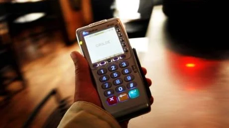 Ökad rörlighet. Allt fler restauranger och butiker använder nya, mobila betalstationer. En fördel är att man slipper lämna ifrån sig kortet. En nackdel är att man måste slå sin kod i en kanske rörig, offentlig miljö. "Var vaksam - och seriös personal vänder ryggen till när man slår koden", säger Roger Björkander.foto: henrik radhe